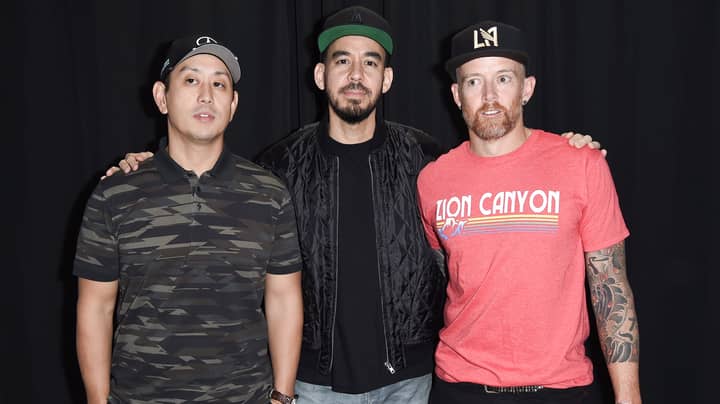 Linkin Park粉丝在纪念音乐会上演唱切斯特·本宁顿的“最后”部分