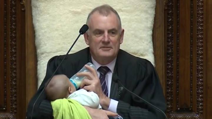 在新西兰议会辩论中，议长喂议员的婴儿