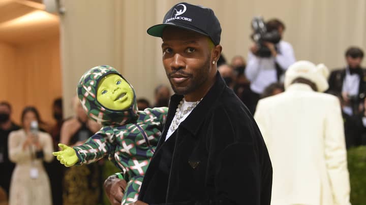 弗兰克·海洋（Frank Ocean）在大都会（Met Gala）红地毯上带来了令人毛骨悚然的动画婴儿