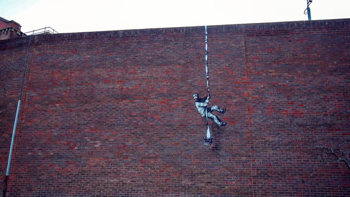Banksy确认新的阅读监狱艺术品是他与鲍勃罗斯风格的视频“width=