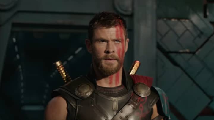 克里斯·海姆斯沃思（Chris Hemsworth）与新雷神电影中的绿巨人角斗士风格作战