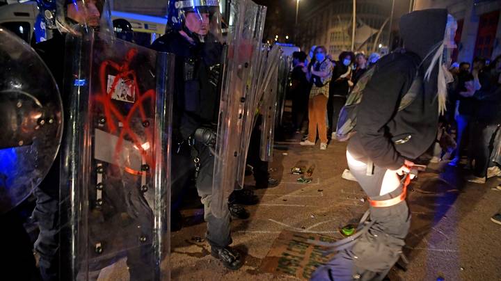 照片在骚乱期间在警察的脚下在布里斯托尔“排便”的抗议者