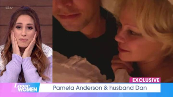 当帕梅拉·安德森（Pamela Anderson）与新丈夫接受采访时，观众惊呆了“width=