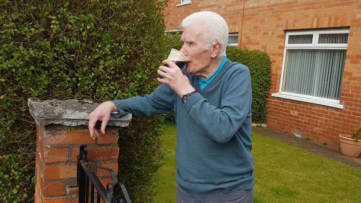 一位90岁的老人将一品脱的吉尼斯黑啤酒直接送到家门口＂width=