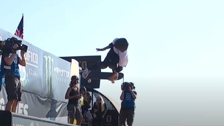 Skateboarder，12岁，在托尼·霍克（Tony Hawk）面前登陆创纪录的Vert 1080“width=