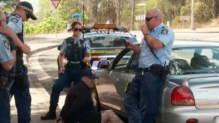 澳大利亚强奸犯在奔跑的嘲讽警察来找他，迅速被捕