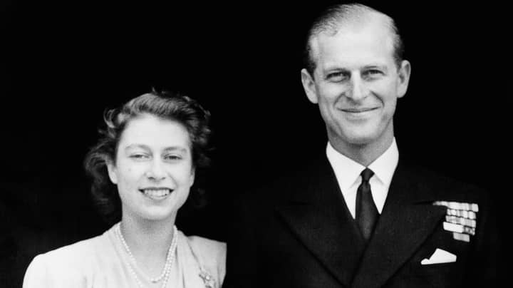 照片显示女王和菲利普王子并排站立，73岁