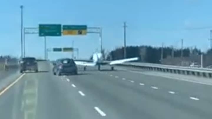飞机被迫在加拿大高速公路进行紧急降落