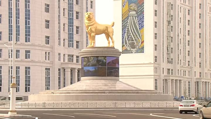 土库曼斯坦领导人揭开了最喜欢的狗的巨型金雕像
