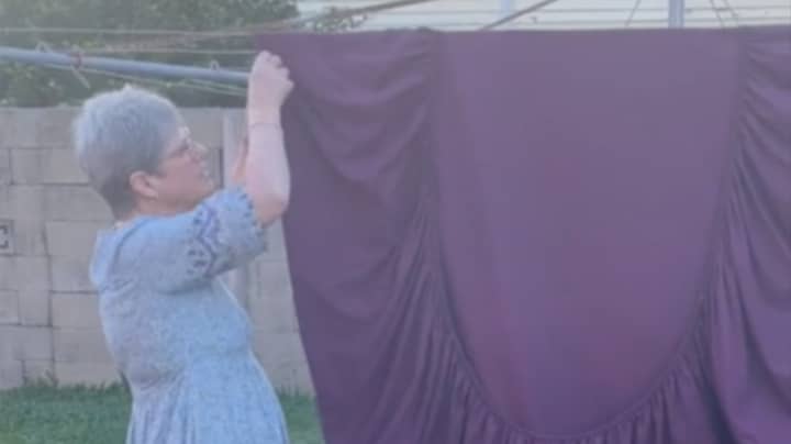 澳大利亚奶奶具有完美的方法，可以用山丘提起折叠的床单