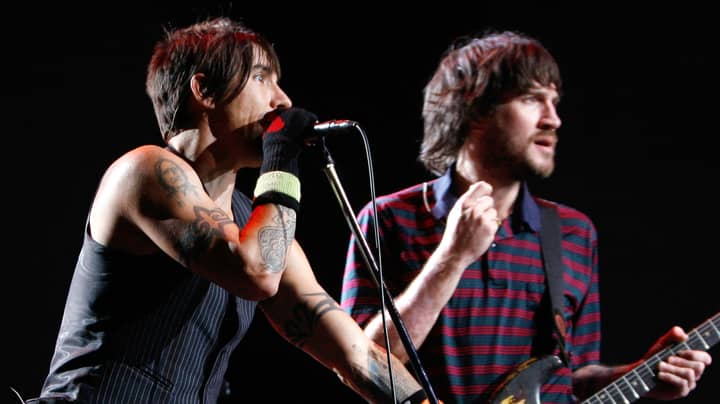 红辣椒辣椒宣布约翰·弗鲁西安特（John Frusciante）正在重新加入乐队