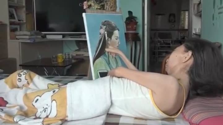 瘫痪的女性床结构32年变成了惊人的艺术家