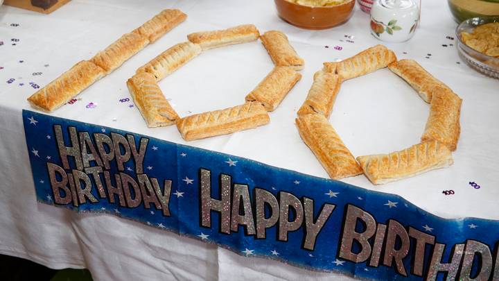100岁的女人与格雷格斯香肠卷生日聚会一起庆祝里程碑