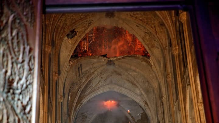 法国总统说，毁灭巴黎圣母院大火后“我们将重建它”“width=