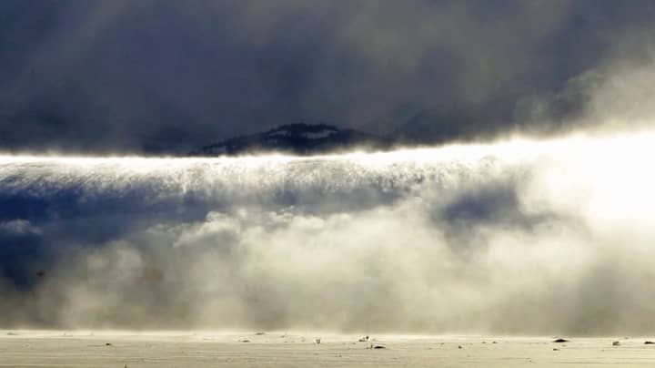 摄影师在相机上捕获了稀有的“幽灵雪海啸”