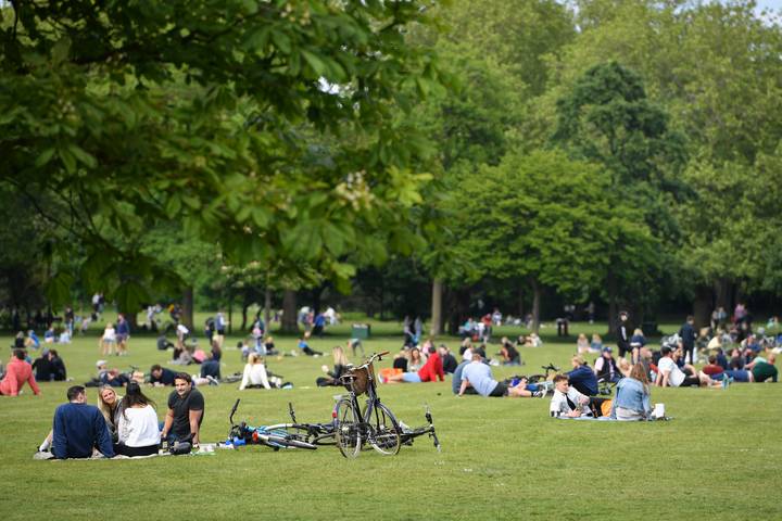 英国公园和海滩挤满了警告