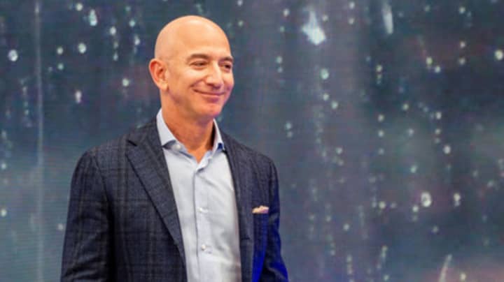 亚马逊首席执行官杰夫·贝佐斯（Jeff Bezos）捐赠了9850万美元，以帮助无家可归的家庭