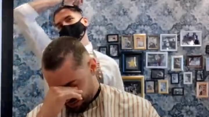 理发师用癌症患者团结一致剃掉自己的头发“imgWitdh=