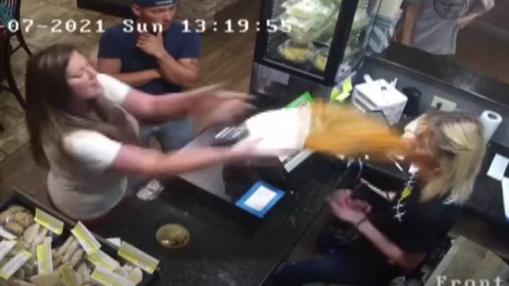 在餐厅经理的脸上扔热汤的女人被捕