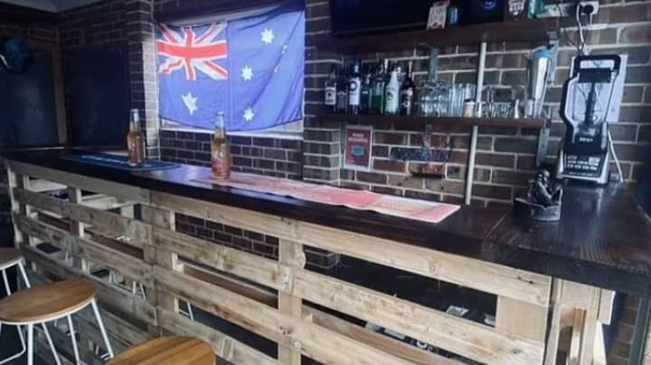 悉尼男子在短短几个小时内就在车库里建造了一家$ 300的酒吧