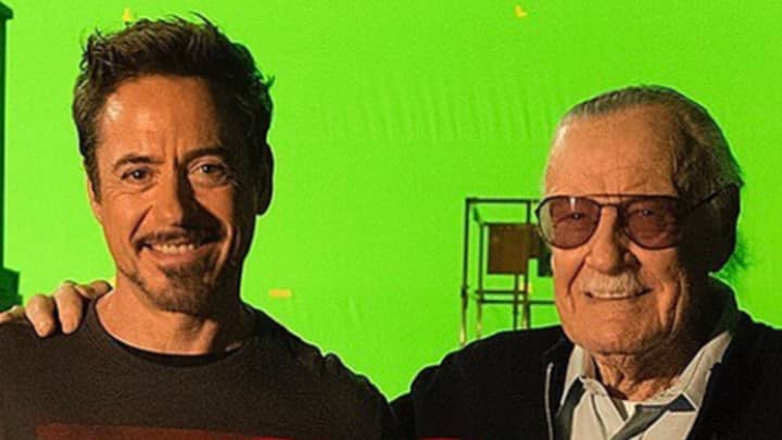 钢铁侠演员罗伯特·唐尼（Robert Downey Jr）向斯坦·李（Stan Lee）致敬“width=