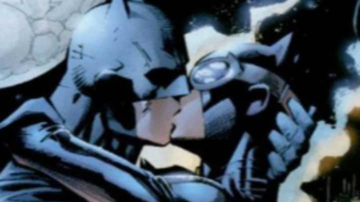 DC街区的场景，蝙蝠侠在猫女身上倒下，因为“英雄不那样做”