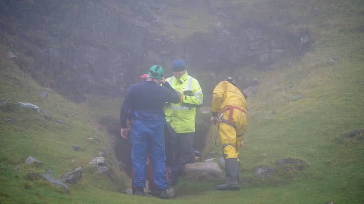 正在进行巨大的救援行动，以拯救被困在山洞的男子两天