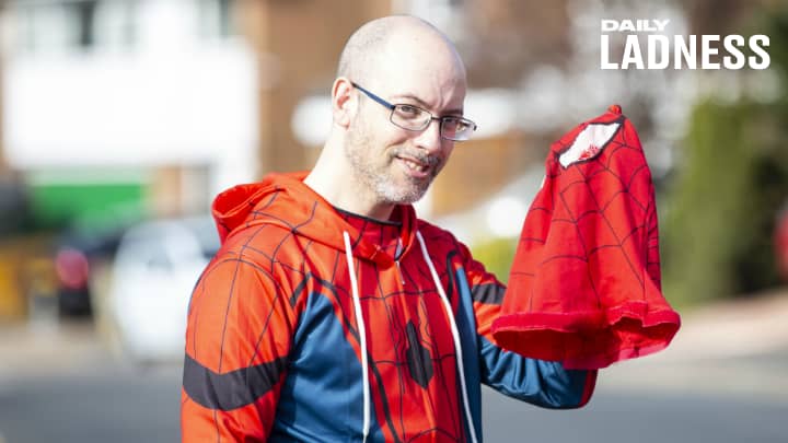 武术讲师在蜘蛛侠服装上漫游街头，为孩子们加油助威