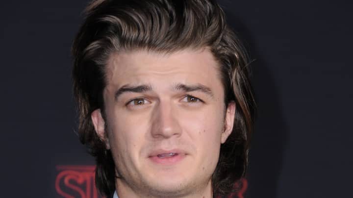 陌生人的乔·凯里（Joe Keery）现在有一个碗剪“width=