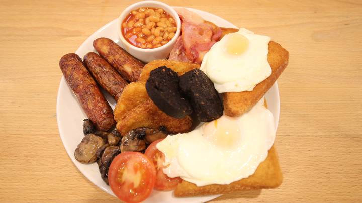 莫里森为5英镑提供巨型黑色薯条早餐
