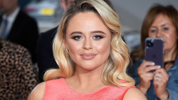 艾米丽·阿塔克（Emily Atack）说，在网上进行性骚扰的一些巨魔是已婚的父亲