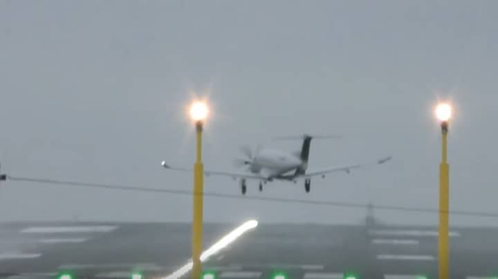 飞机在风暴巴拉（Storm Barra）期间在大风中造成可怕的降落