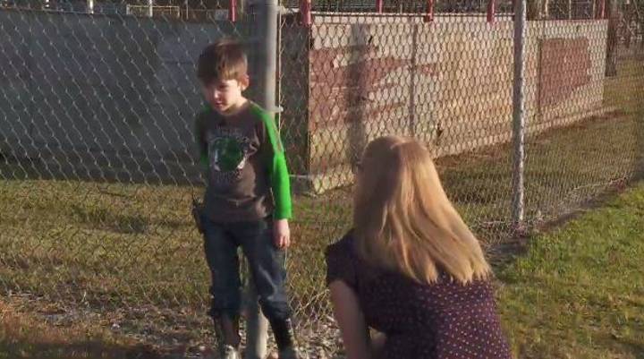五岁的男孩发现独自走在家里，避免公共汽车恶霸