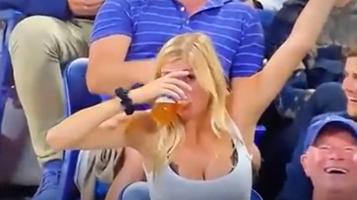 女人在我们公开的大屏幕上看到自己两次啤酒