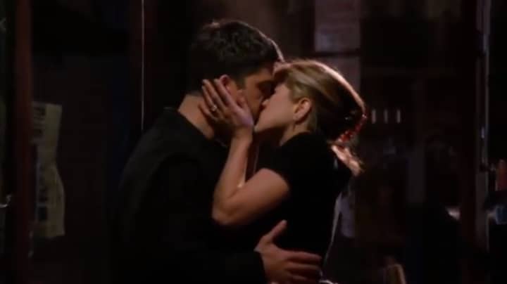 《老友记》中罗斯和瑞秋的初吻是23年前的今天
