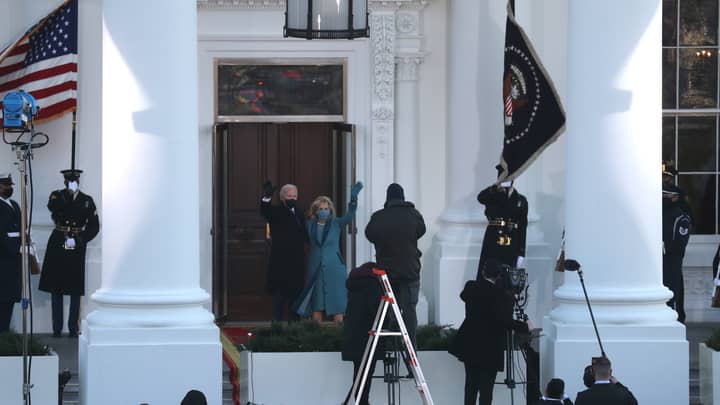 乔和吉尔·拜登在白宫门混合后离开了寒冷