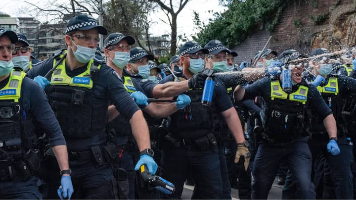 反锁定抗议者被辣椒喷洒在脸上后，维多利亚警方在脸上受到抨击