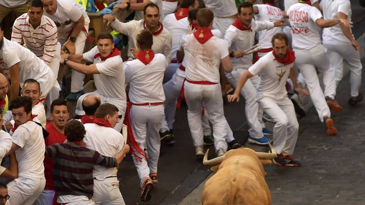 三名男子在西班牙的公牛节上奔跑