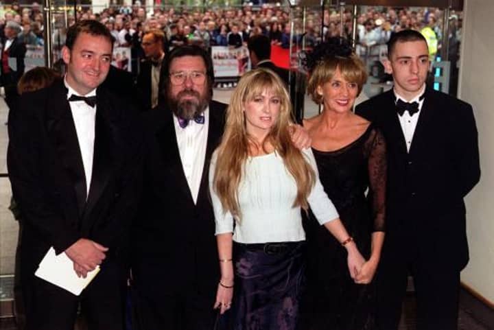 瑞奇·汤姆林森（Ricky Tomlinson）向“女儿”卡罗琳·艾尔（Caroline Aherne）分享情感致敬“width=