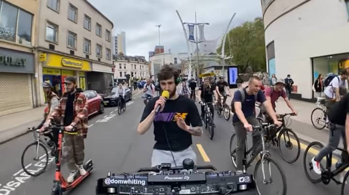 现场直播DJ从他的自行车中进行直播DJ之后，Bloke风靡一时