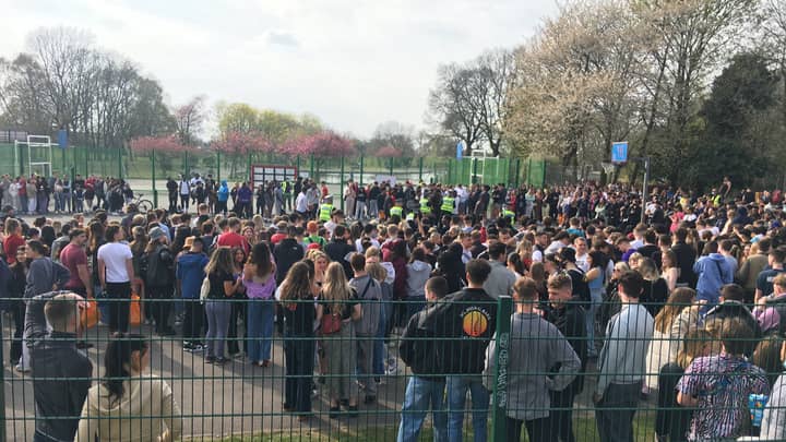 当AJ Tracey在公园宣布“惊喜演出”时，数百人聚集起来，引发了巨大的警察出席“width=