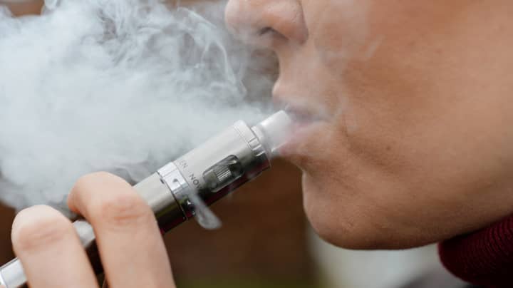 科学家说，电子烟的口味可能对白细胞有毒“width=