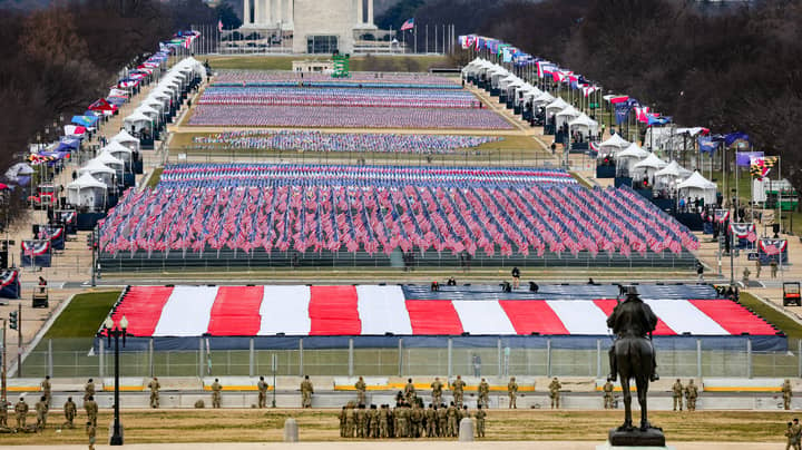 乔·拜登（Joe Biden）就职典礼上的国家购物中心（National Mall）举行了200,000旗“width=