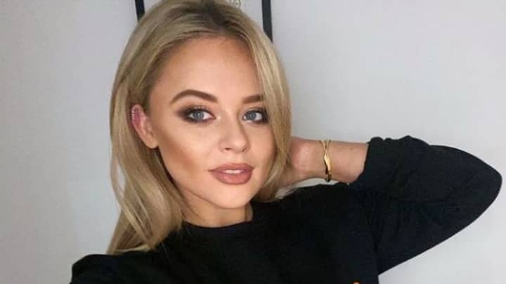 艾米丽·阿塔克（Emily Atack）与已婚夫妇一起享受三通浪漫