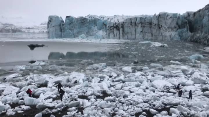 冰川闯入水后，巨大的波浪几乎擦掉游客“width=