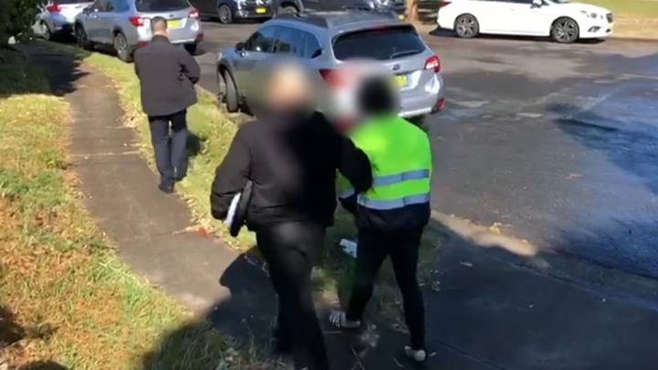澳大利亚警察砸碎了据称恋童癖戒指，并使16名儿童免于可怕的虐待