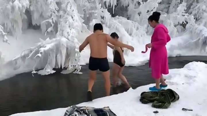 俄罗斯沐浴者在-65c温度下游泳冰冷的河流