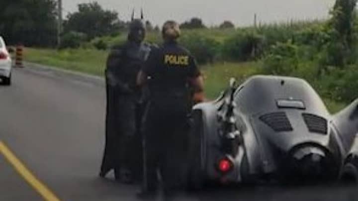 '蝙蝠侠'被加拿大的警察拉过来