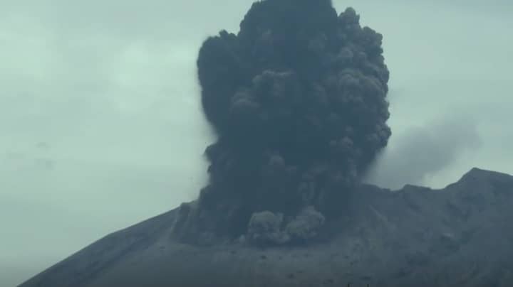 人捕获了火山爆发和后果的史诗般的镜头