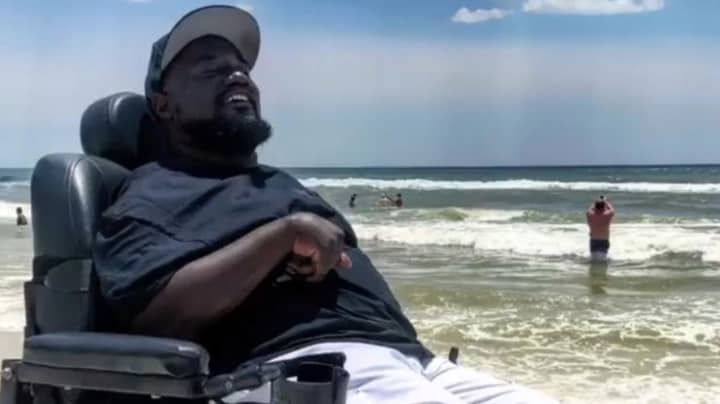 朋友惊喜坐轮椅的男人与旅行有史以来第一次见到大海